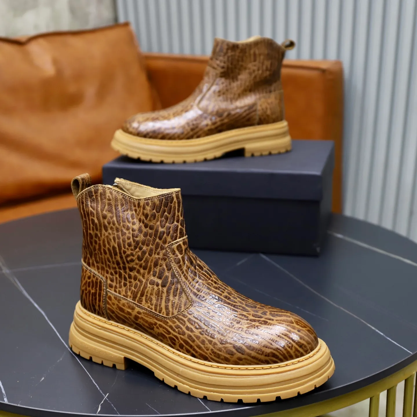 Ex-factory price: 680💰Thick wool imported from Australia Brand: UGG genuine purchasing agent Size: 38-44 (customized in 45) Grade: Official website 1:1 Material: First-layer genuine leather waterproof and antifreeze upper Real wool lining Original non-slip Soft wear-resistant outsole Style category: Men's casual shoes Trendy style Comfortable on the feet Color: Official website color synchronization